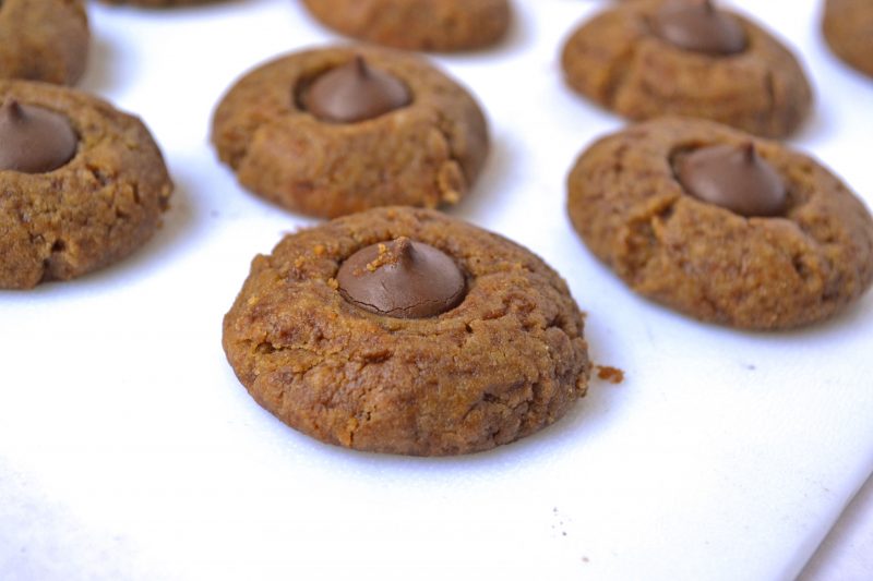 Gluten Free Peanut Butter Cookies {4 Ingredients}